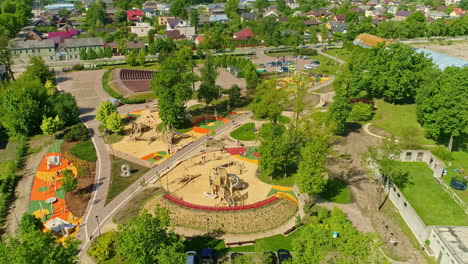 Vista-Aérea-Del-Jardín-Infantil-En-Bloque-Residencial,-Jardín-Público.