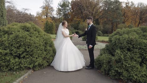 Frischvermählte.-Kaukasischer-Bräutigam-Mit-Braut-Im-Park.-Hochzeitspaar.-Glückliche-Familie