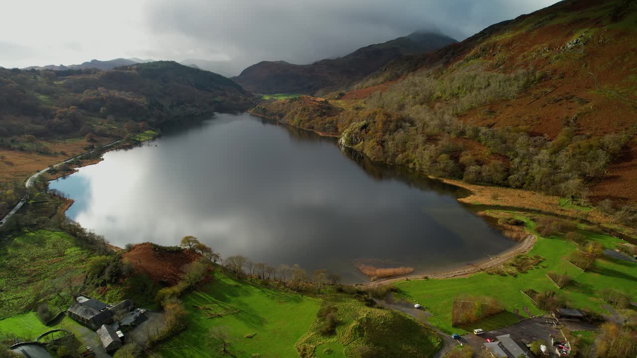 nubes que se reflejan en el lago llyn gwynant y vistas panorámicas del paisaje circundante