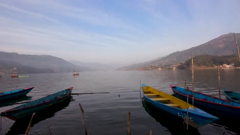 Landschaftsansicht-Beim-Bootfahren-Auf-Den-Phewa-See-In-Pokhara,-Nepal