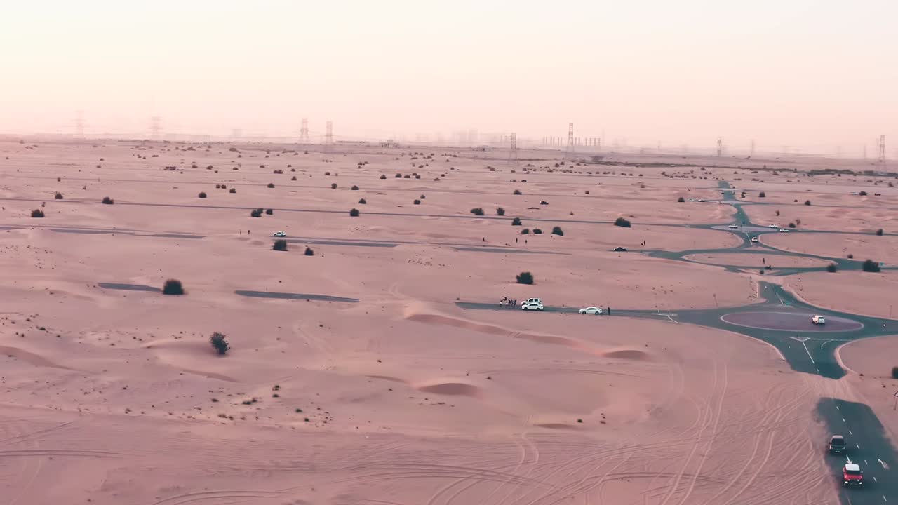 4k 드론 영상, 사막 사이의 도로, 두바이의 반 사막 도로, 아랍에미리트의 높은 모래 언덕 사막의 지질적 풍경, 드론 비디오