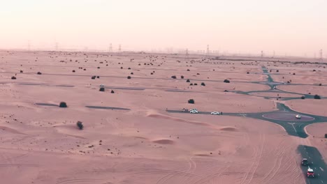 imágenes de drones en 4k, una carretera entre el desierto, la mitad de la carretera del desierto de dubái, el paisaje geológico del alto desierto de dunas en los emiratos árabes unidos, videos de drones