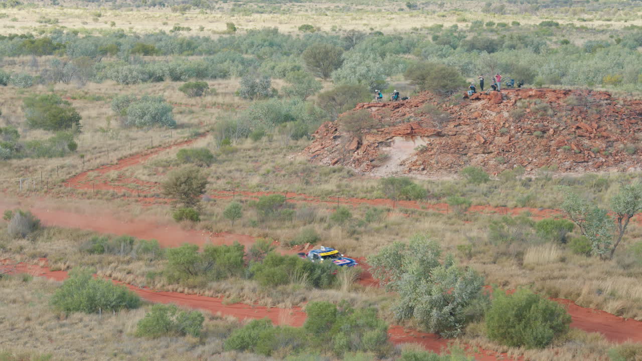 유명한 우승자 토비 프라이스 트로피 트럭 경주 핀크 사막 경주, 4k 드론 슬로우 모션 오스트레일리아