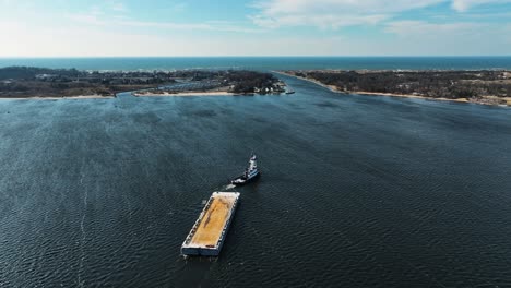 Im-November-2023-Machte-Sich-Ein-Schlepper-Auf-Den-Weg-Zum-Lake-Michigan