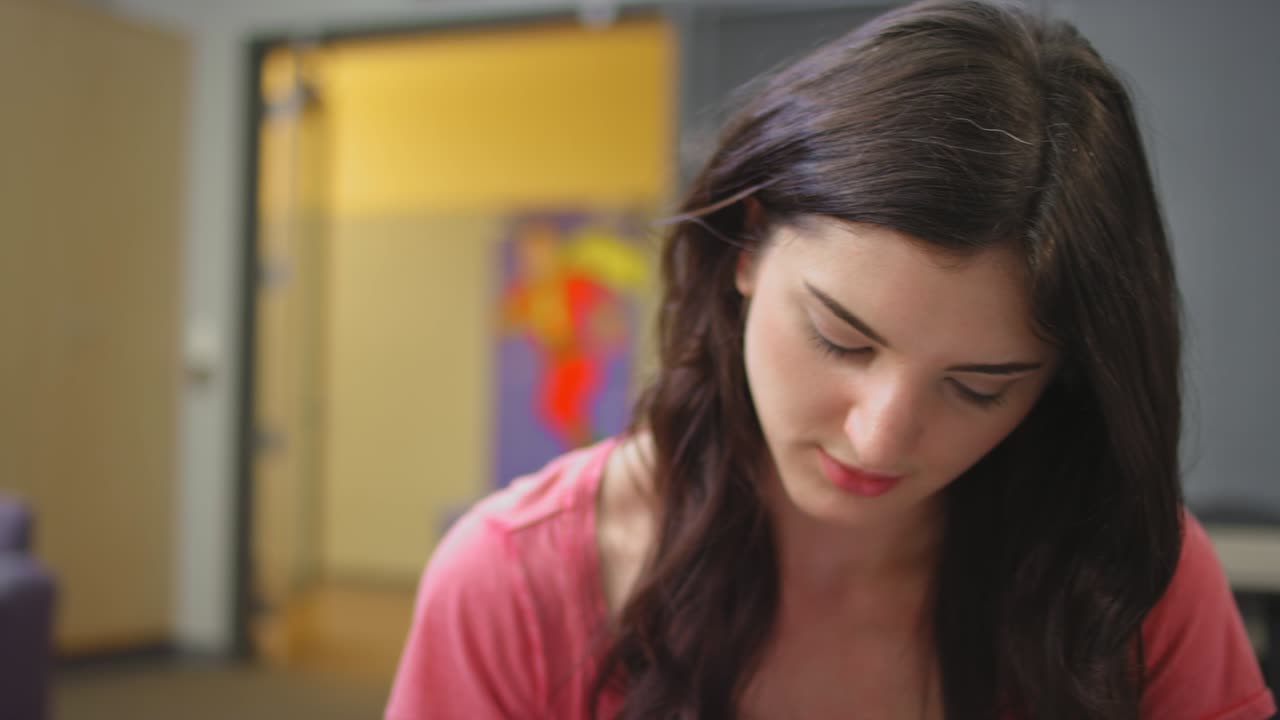 la cámara gira mientras los estudiantes trabajan juntos en un círculo de estudio