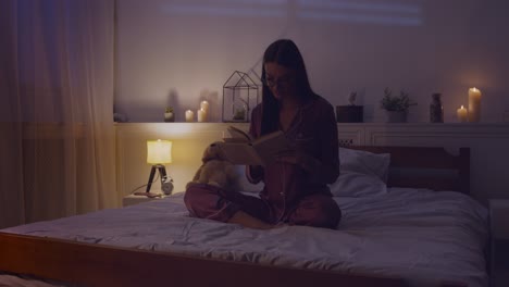 mujer leyendo en la cama por la noche