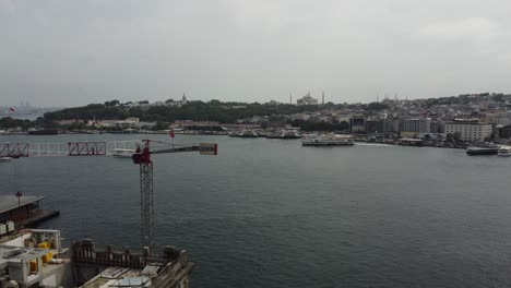 Imágenes-Aéreas-De-Drones-Del-Histórico-Puente-De-Gálata-En-Estambul-Con-El-Bósforo,-Barcos-Y-Ferries-Al-Fondo