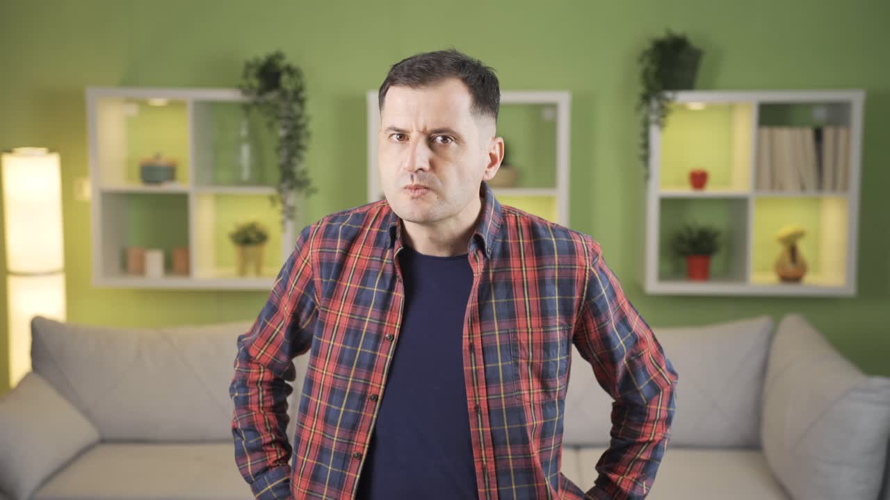 hombre enojado mirando a la cámara enojado y aburrido, agresivo y estresado.