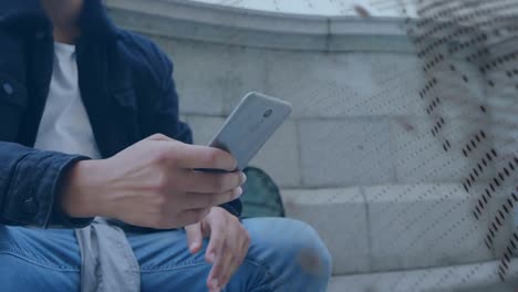 animación del procesamiento de datos sobre un hombre caucásico usando un teléfono inteligente