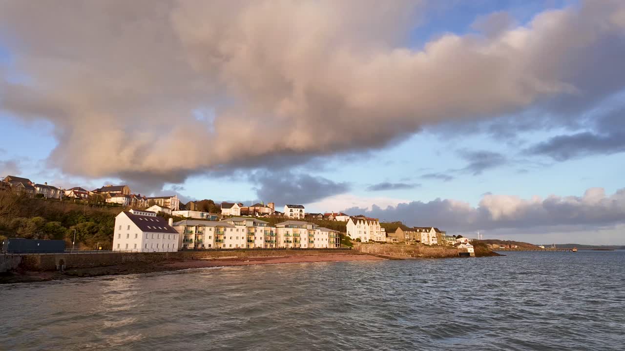 ciudad costera al atardecer