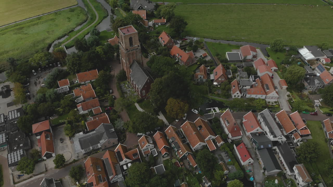 구름이 그림자를 드리우고 있는 네덜란드 암스테르담 인근의 농업 환경을 갖춘 마을 란스도르프의 공중 회전 팬 및 하향식 전망