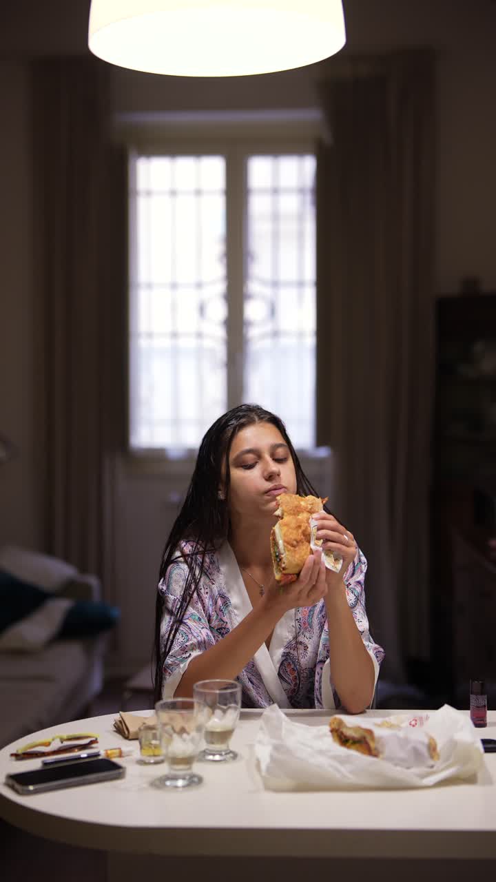 mujer comiendo sándwich en casa