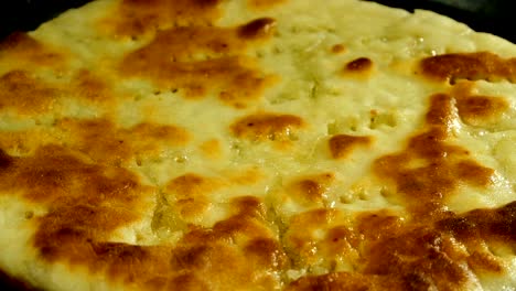el pan plano graso tostado se fría en aceite de cocina en la sartén.