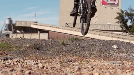 Hombre-Activo-Montando-Bicicleta-De-Tierra