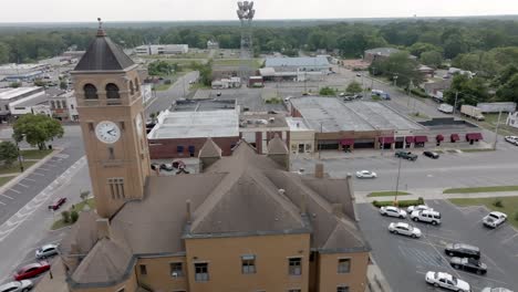 tuskegee, alabama innenstadt und macon county, alabama gerichtsgebäude mit drohnenvideo, das sich von rechts nach links bewegt