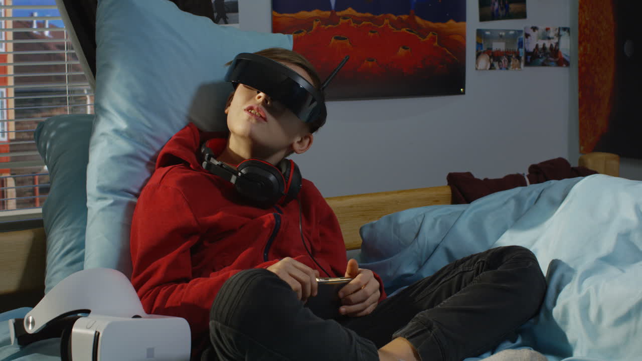 vr 헤드을 착용한 소년
