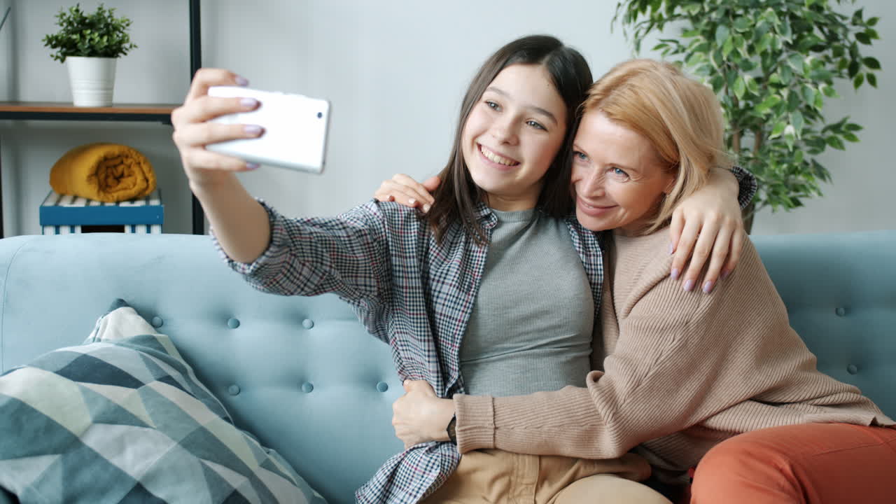 어머니 와 딸 이 셀카 를 찍고 있다