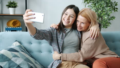 madre e hija tomando una selfie