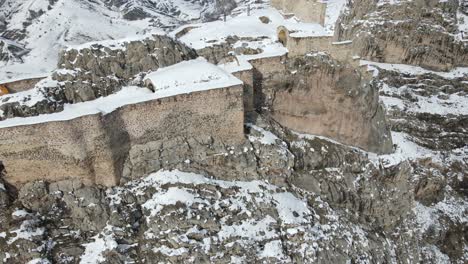 Burg-Auf-Dem-Gipfel-Des-Berges-Erbaut