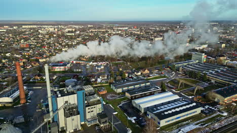 Emisión-De-Humo-De-La-Chimenea-De-La-Refinería-Industrial-Durante-El-Día