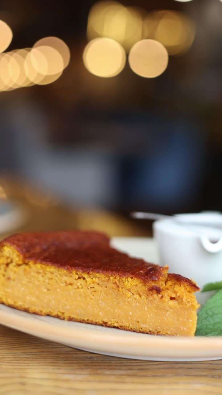rebanada de pastel de calabaza dulce con azúcar en polvo
