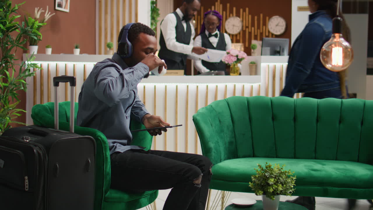 Le client écoute de la musique à la réception.