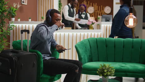 el cliente escucha música en la recepción