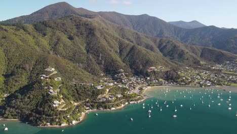 Hermosa-Vista-Panorámica-Aérea-De-La-Ciudad-Costera-En-El-Fiordo-De-Nueva-Zelanda