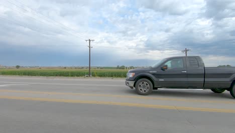 Un-Paseo-Al-Lado-De-La-Carretera-&quot;por-La-Ventana&quot;-Mientras-Los-Campos-Pasan-Volando