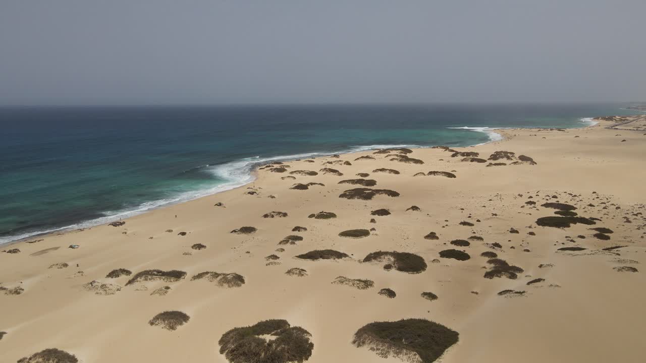 toma aérea de drones de las dunas del desierto y la playa en fuerteventura en las islas canarias