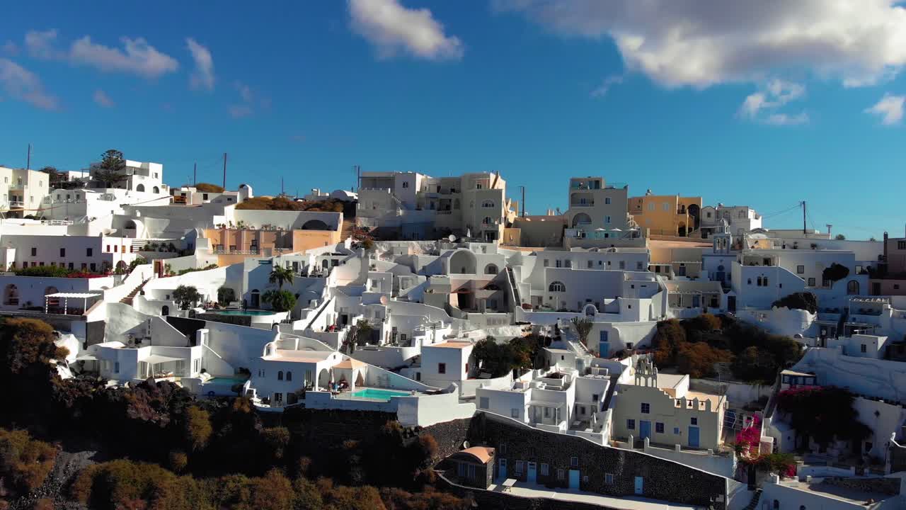 toma aérea de apertura cinematográfica del famoso pueblo de oia en santorini, grecia
