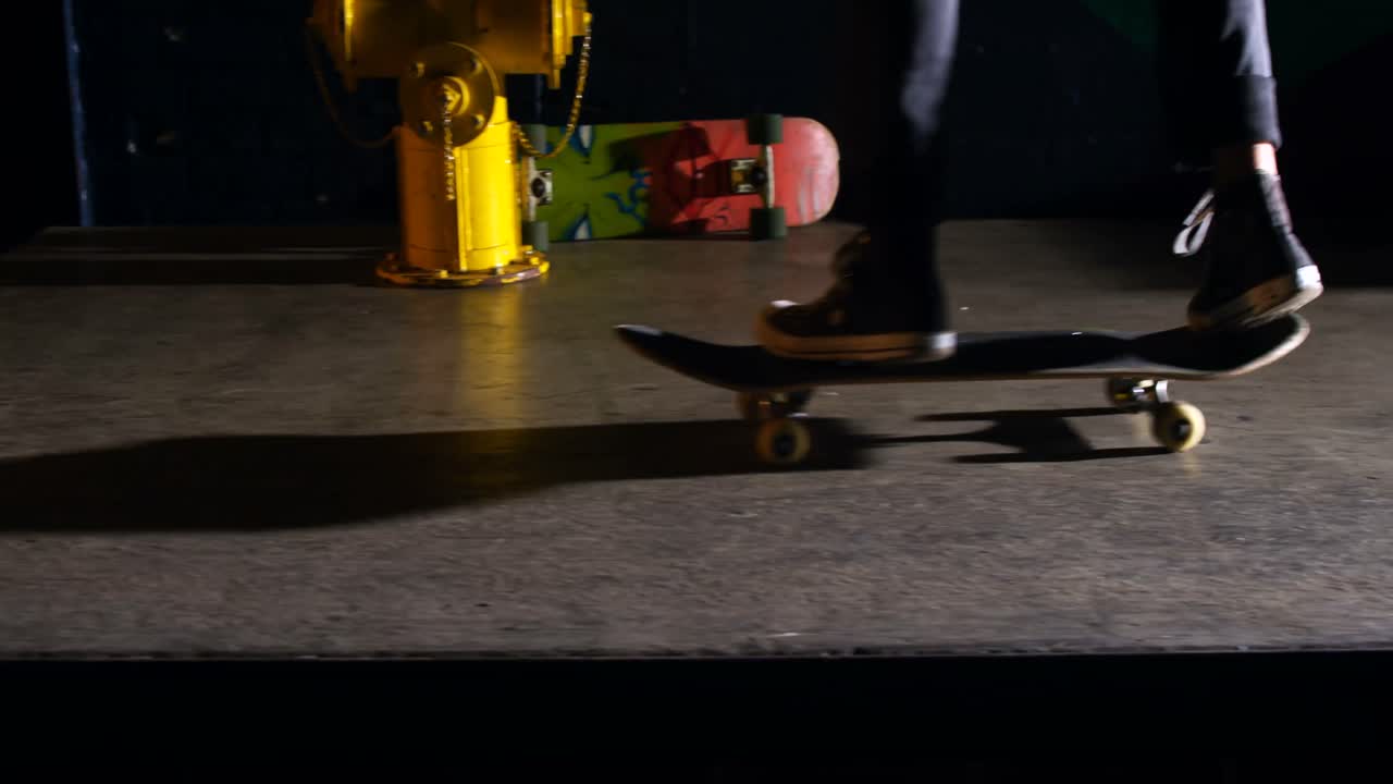스케이트보드 경기장에서 스케이트보드를 연습하는 남자 4k