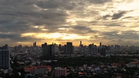 Spektakuläres-Zeitraffervideo-Des-Stadtbildes-Und-Der-Skyline-Von-Bangkok,-Thailand,-Beleuchtet-Vom-Morgendlichen-Sonnenaufgang