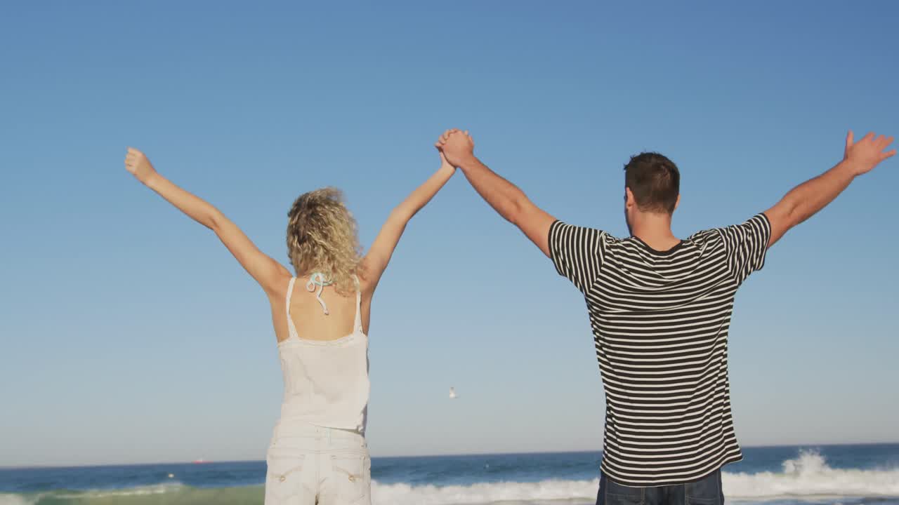 바 ⁇ 가에서 휴식을 취하는 젊은 성인 커플 4k