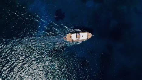 Drone-Disparó-Sobre-El-Yate,-Barco-Y-Mar,-Verano-En-Agios-Nikolaos-Creta-Grecia