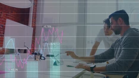 animación de procesamiento de datos estadísticos contra dos hombres diversos discutiendo sobre una tableta en la oficina