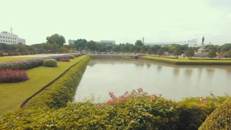 mirando alrededor en el parque en bangkok.