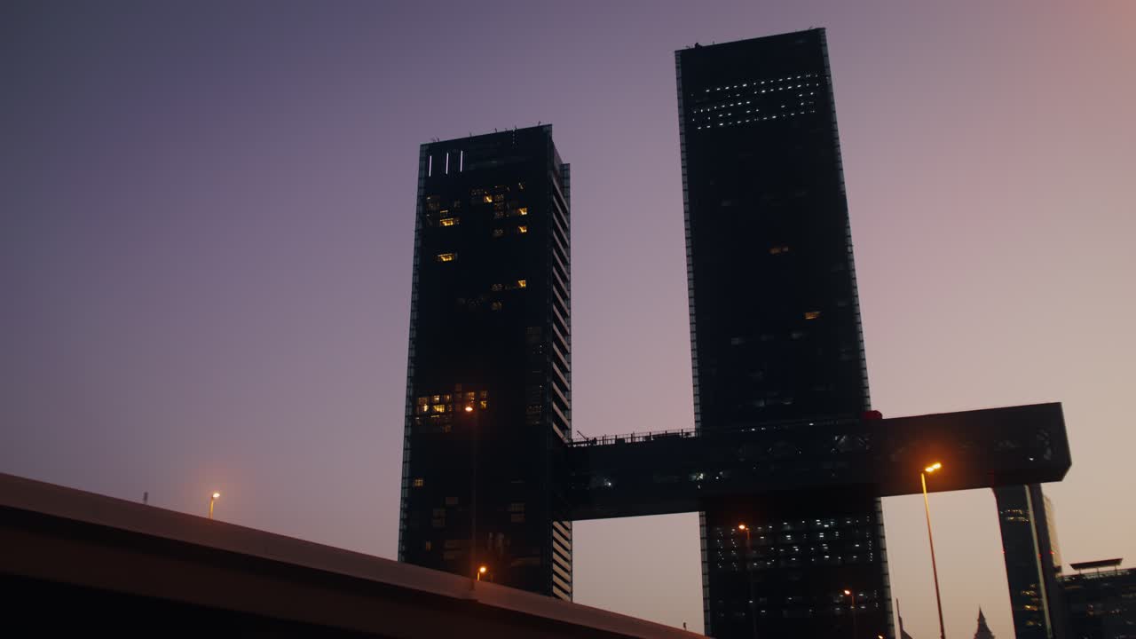 rascacielos modernos al anochecer