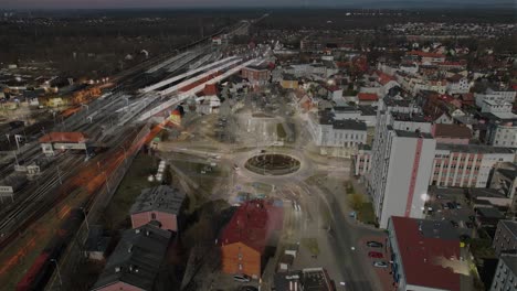 Luftdrohnen-Hiperlapse-Des-Zentrums-Von-Kędzierzyn-Koźle-Während-Der-Hauptverkehrszeiten---Übergang-Von-Tag-Zu-Nacht