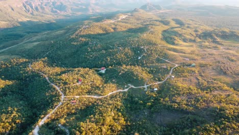 Menschen,-Die-In-Den-Bergen-In-Einem-Einheimischen-Wald-In-Brasilien-Leben