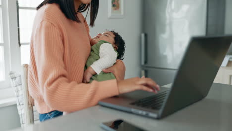 portátil, trabajo remoto y mujer con bebé en la cocina