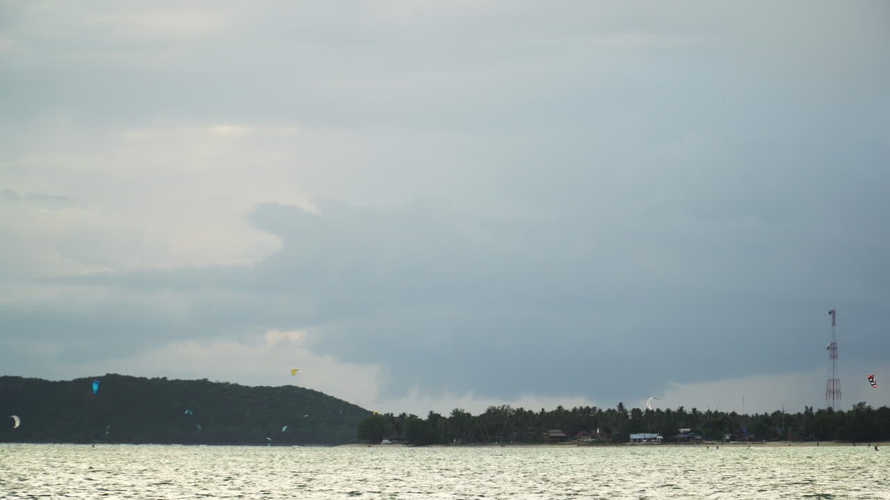 태국 의 수라트 타니 지방 - 카이트 서퍼 들 이 코 파-간 의 경치적 인 매력 을 즐기고 있다 - 정적
