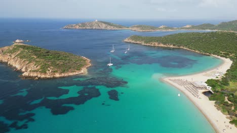 bahía azul turquesa, playa tuerredda, barcos e islas en teulada, cerdeña, italia - antena 4k