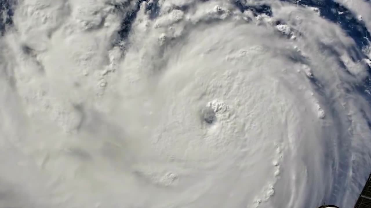 북미 해안에 접근하는 허리케인 플로렌스의 nasa 우주 정거장에서 촬영