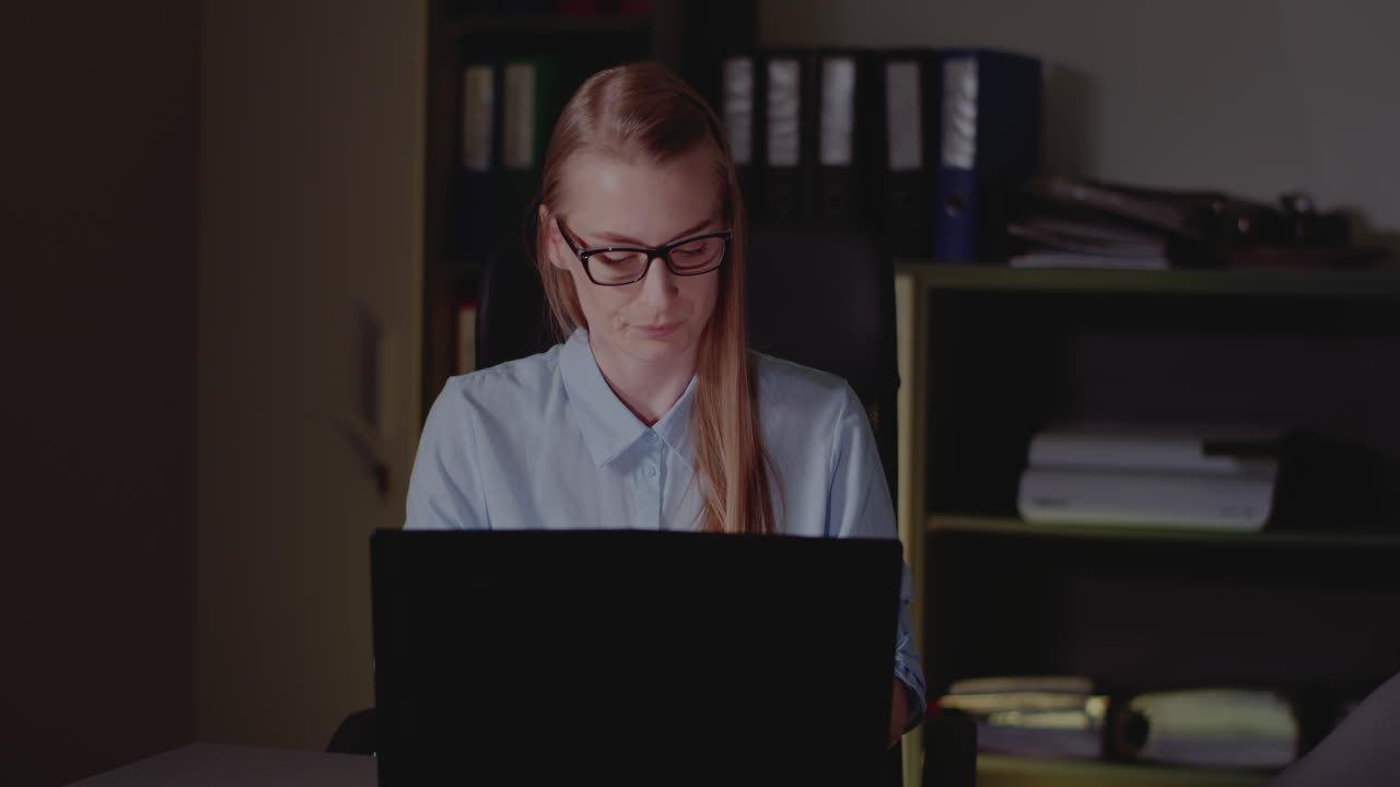 mujer trabajando en una computadora portátil en la oficina