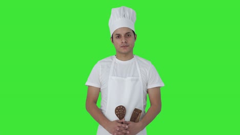 Confiado-Chef-Profesional-Indio-Mirando-A-La-Cámara-Pantalla-Verde