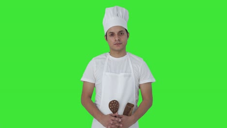 cocinero profesional indio confiado mirando a la pantalla verde de la cámara