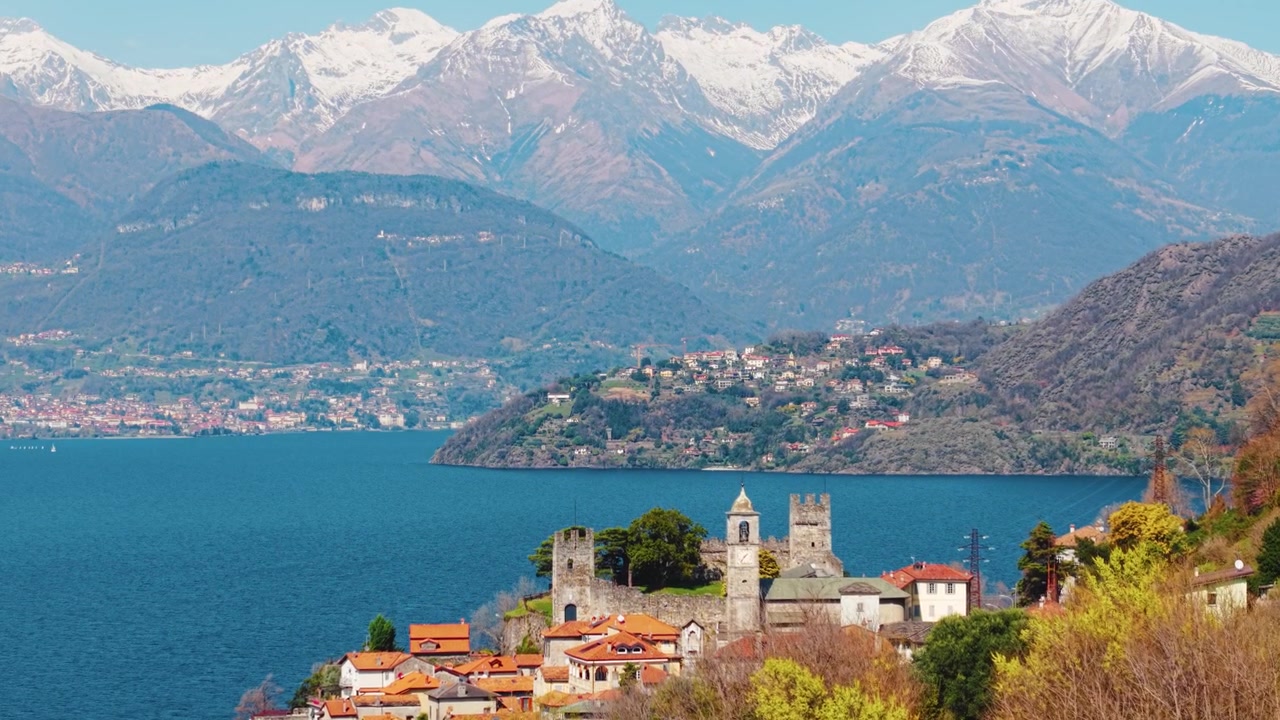 Paesaggio Aereo del Lago di Como con Cime Alpine e Acqua Blu