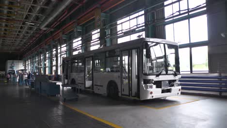 proceso de fabricación de autobuses en una fábrica