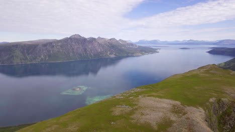 aerial de las montañas y fiordos en noruega